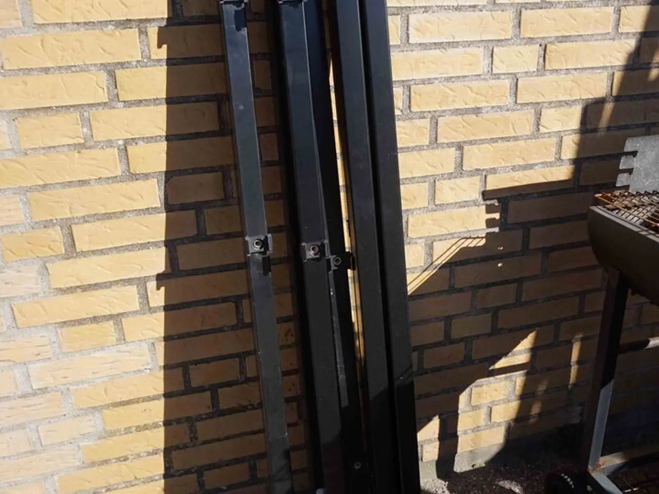 Billede 3 - 8 stk Stolper til panel-X havehegn Sort 4x4x150 cm