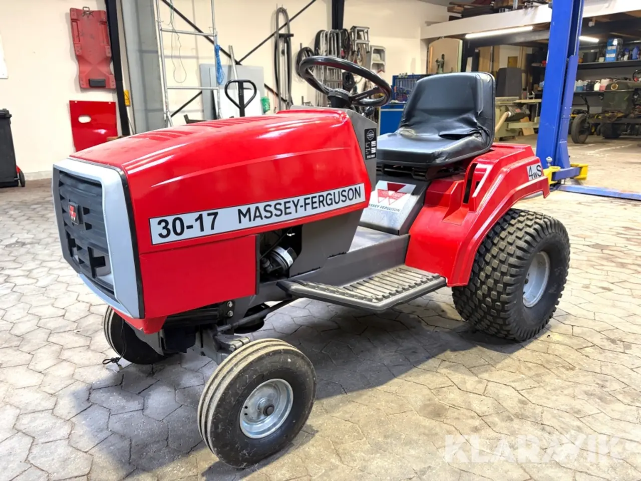Billede 2 - Redskabsbærer Massey-Ferguson 30-17 med kost