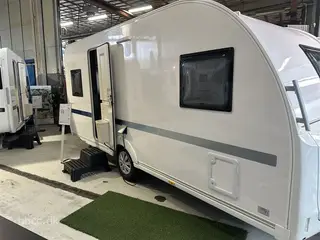 2027 - Adria Altea 472 PU Adria Altea 472 PU – Ny letvægtsvogn med fransk seng og moderne design