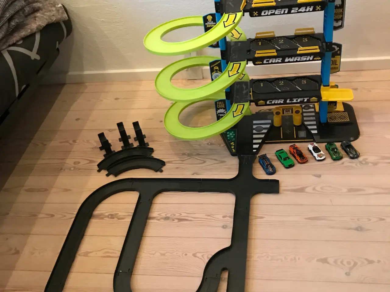 Billede 1 - Bilgarage i 3 etager med ekstra bilbane