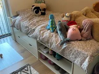 Flot enkeltmandsseng med opbevaring