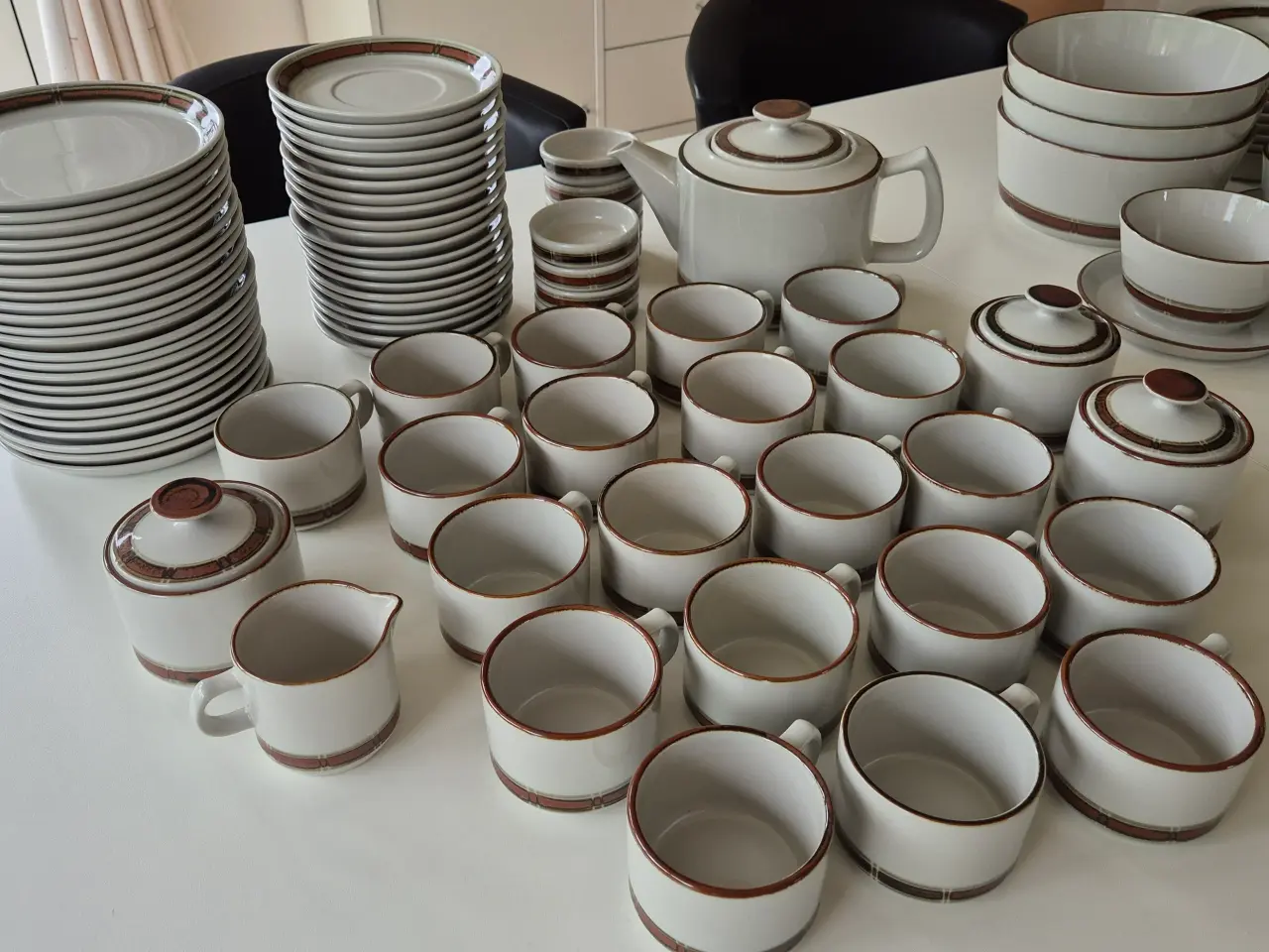 Billede 2 - Desiree Selandia; Kaffe- og Spisestel i fin stand