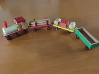 Tog og lastbil i træ