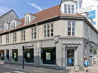 Spændende ejendom med stor synlighed med mulighed for etablering af klinik/kontor