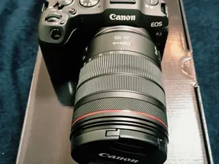 Sælg Canon EOS R8 med Canon RF 24-105mm F4 L IS US