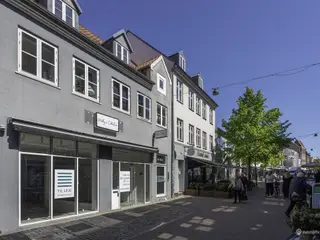 Super velplaceret butikslejemål med god udstillingsplads i de store facadevinduer