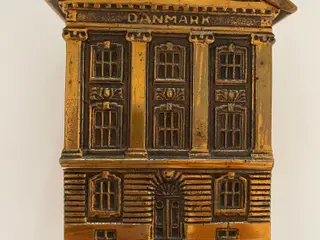 Antik sparebøsse i messing
