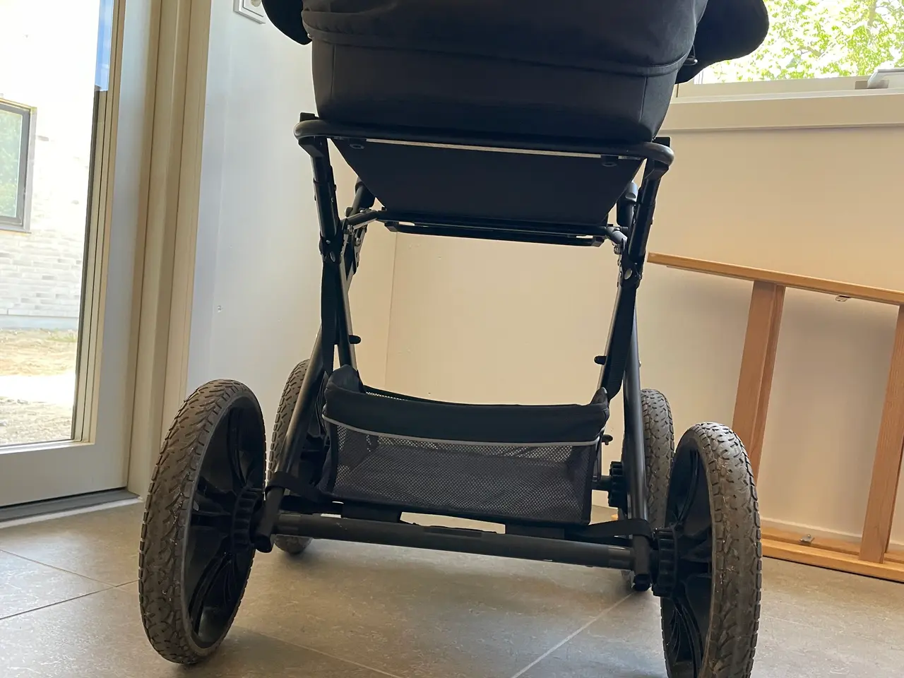 Billede 4 - Odder barnevogn med sele, regnslag og fluenet