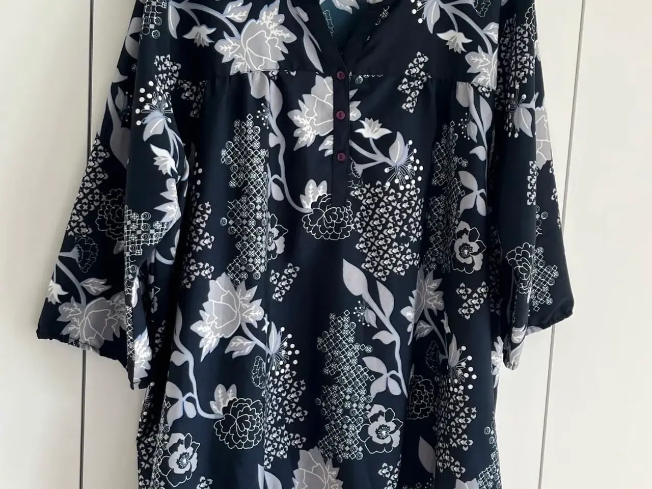 Billede 1 - Blomstret bluse med 3/4 ærmer fra Cassiopeia