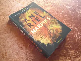 Harpiks, Ane Riel,
