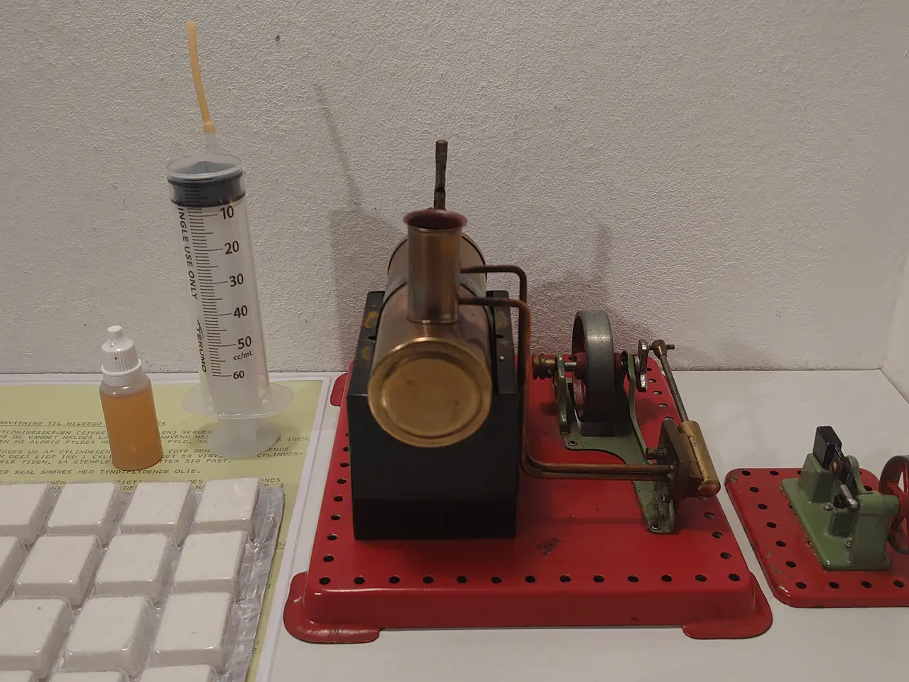 Billede 4 - Mamod SE2 dampmaskine med hammer og tilbehør.