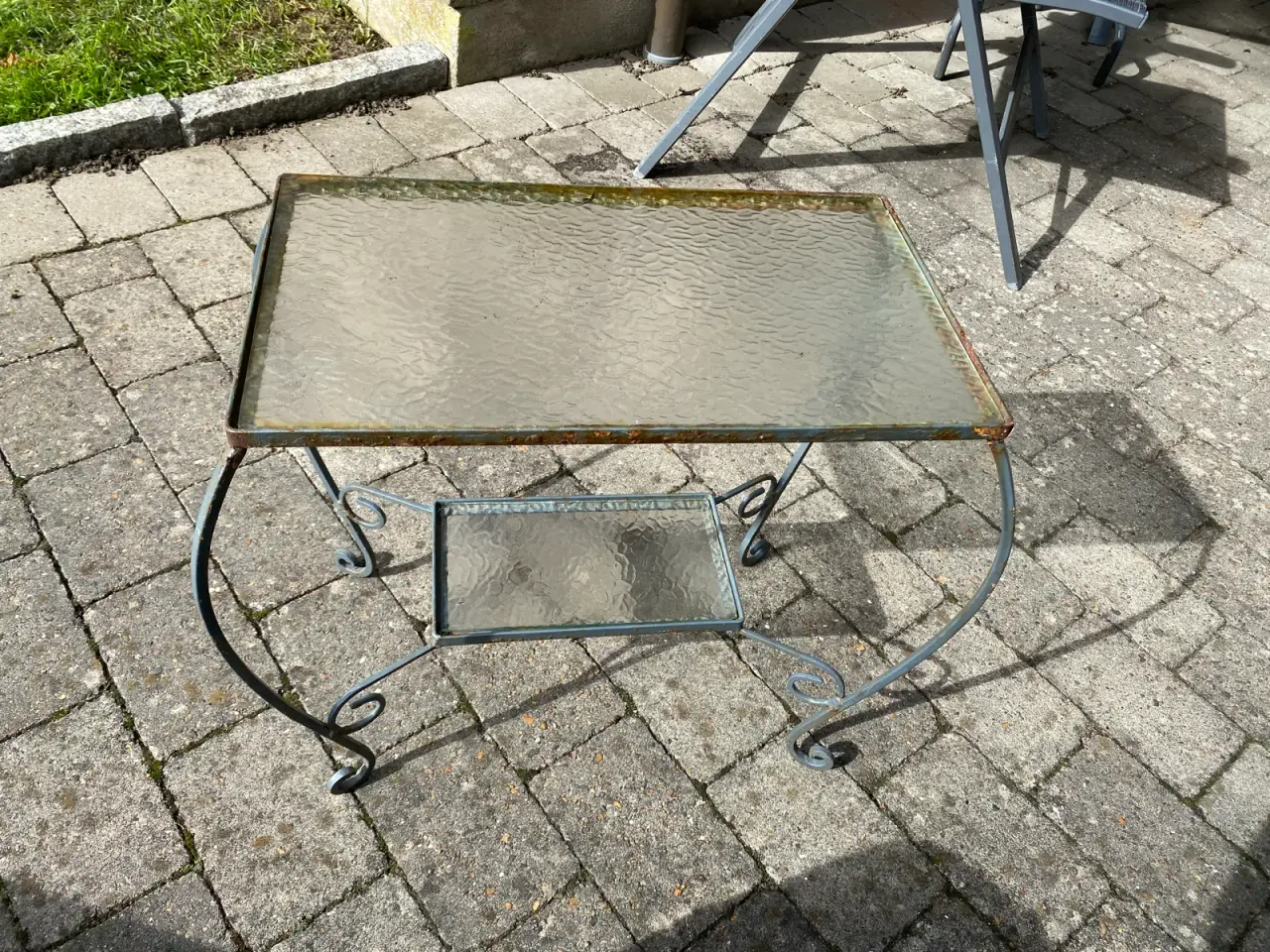 Billede 4 - Lille rustik glasbord med metalstel til haven elle