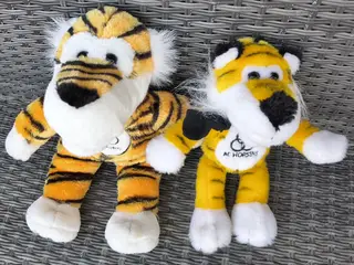 2 AC HORSENS MASKOTTER, 35 OG 30 CM, SOM NYE