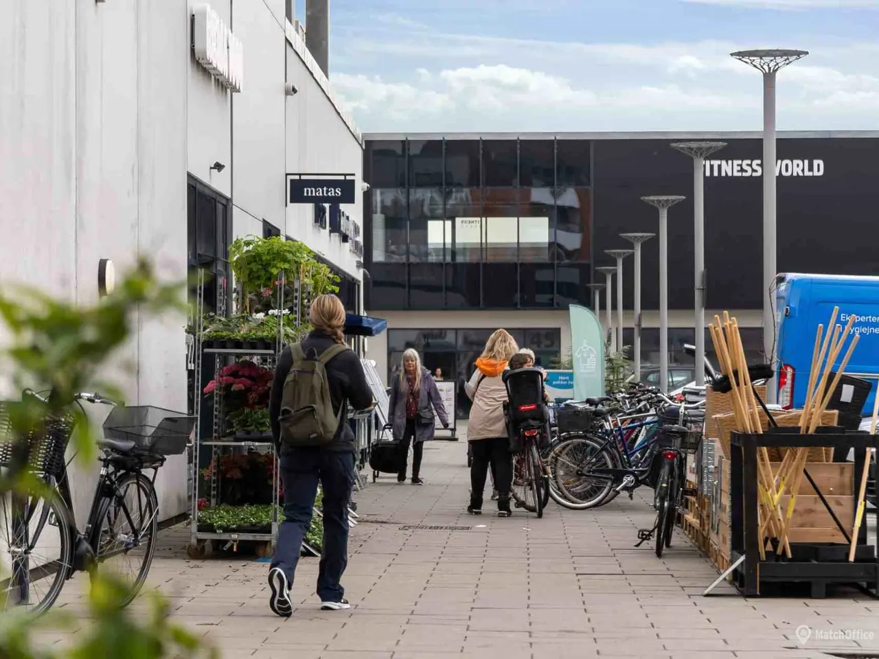 Billede 1 - Velbeliggende rammer med rigtig god eksponering og stor glasfacade