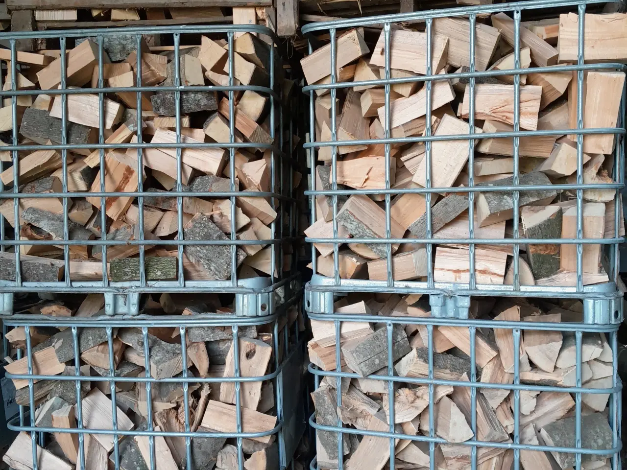 Billede 1 - Tørt brænde, savet og kløvet.