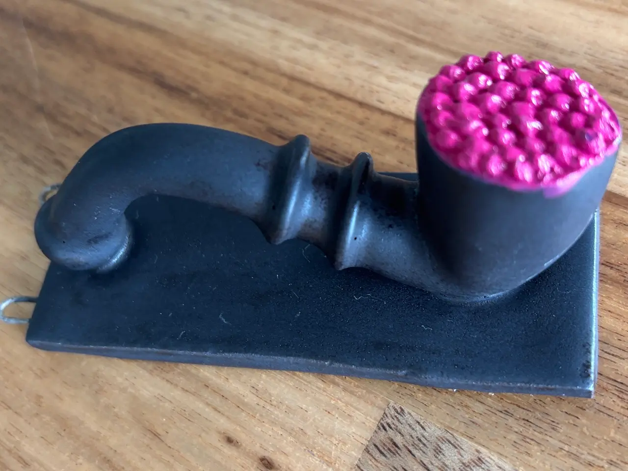 Billede 2 - Lakrids pibe med pink top håndlavet i keramik.