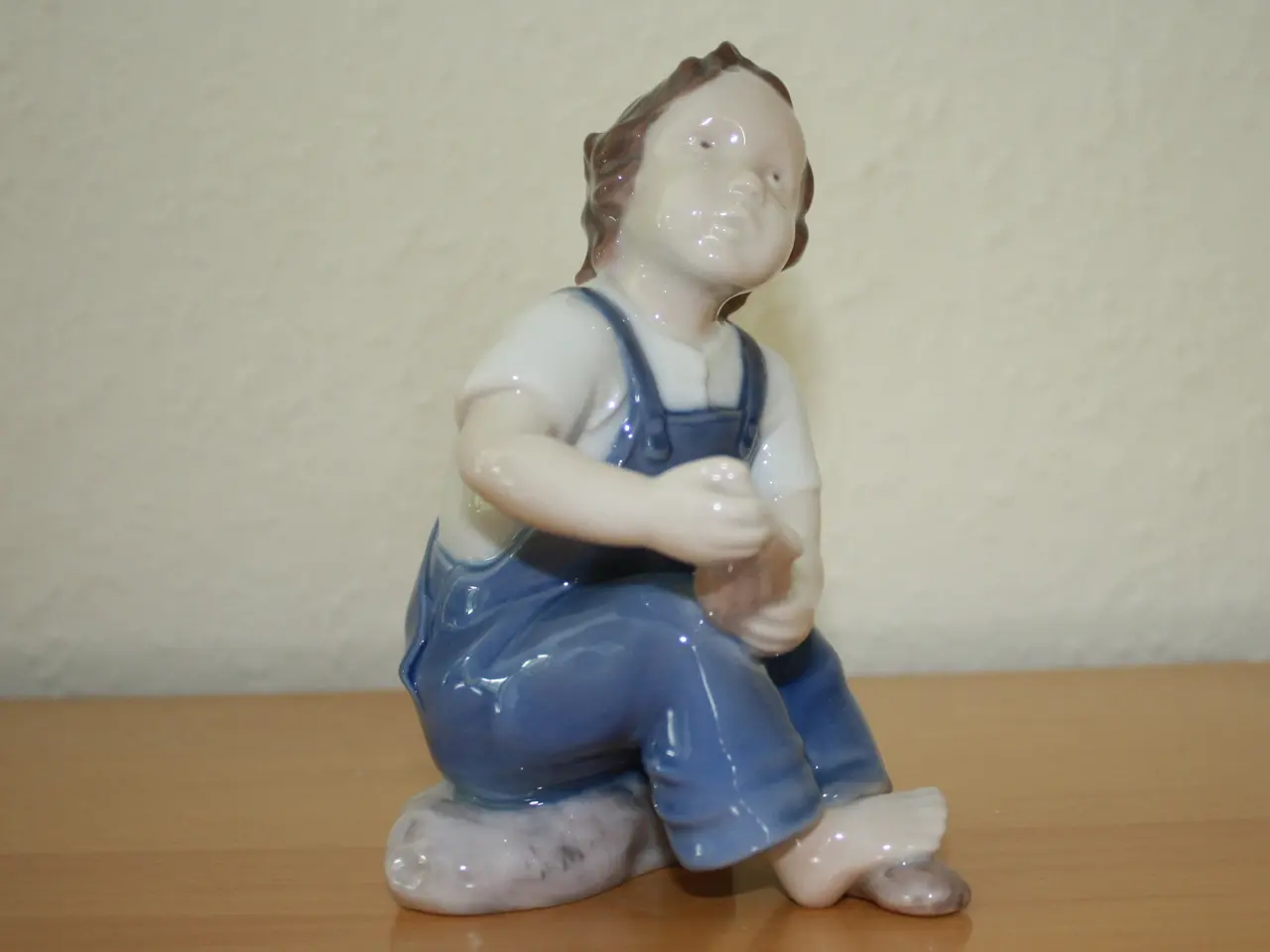 Billede 8 - Siddende dreng med én sko på, figur fra B&G