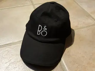 B&O Kasket I Sort Farve m. Stort Logo