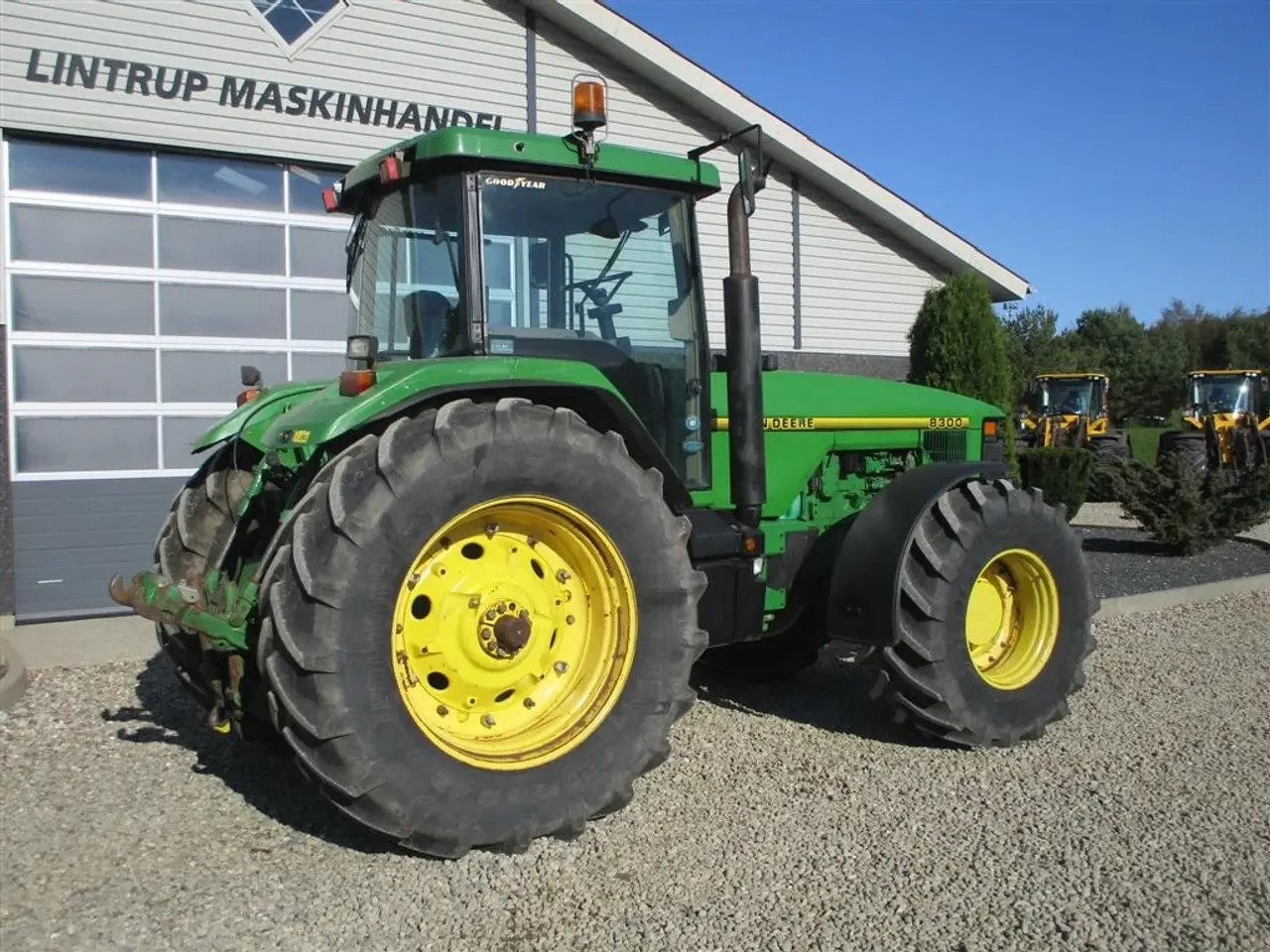 Billede 10 - John Deere 8300 Pæn regulær traktor med rigtig gode dæk på.