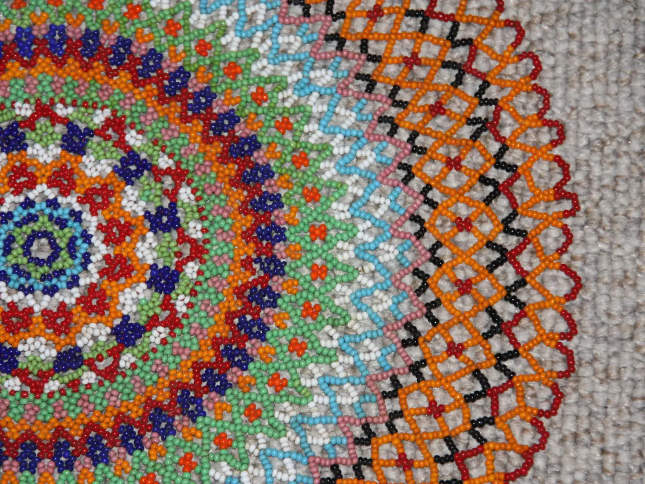 Billede 2 - Perlebroderi perlesyning assiet retro Håndbroderet