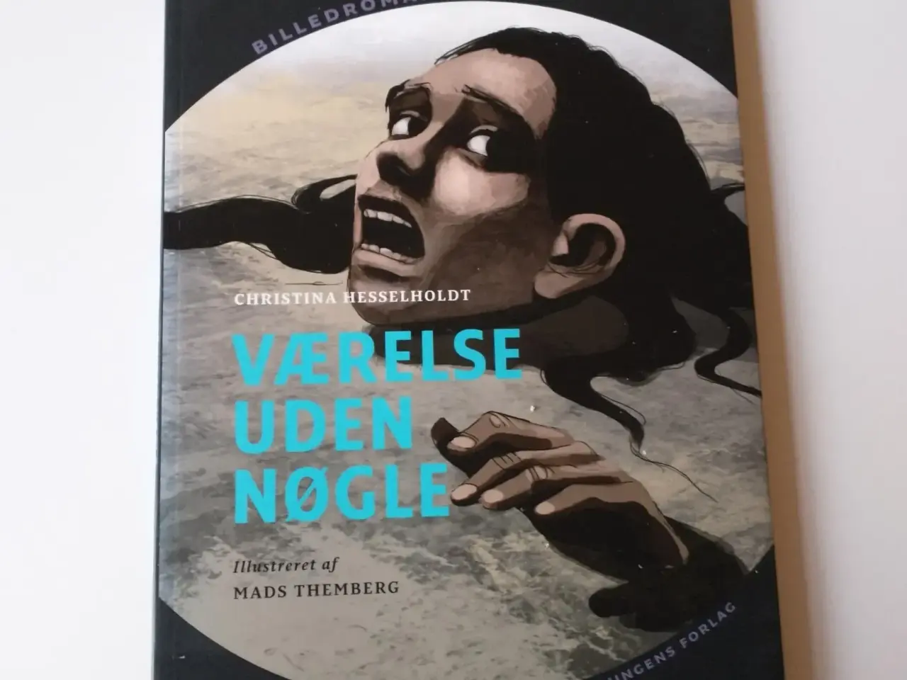 Billede 1 - Værelse uden nøgle. Af Christina Hesselholdt
