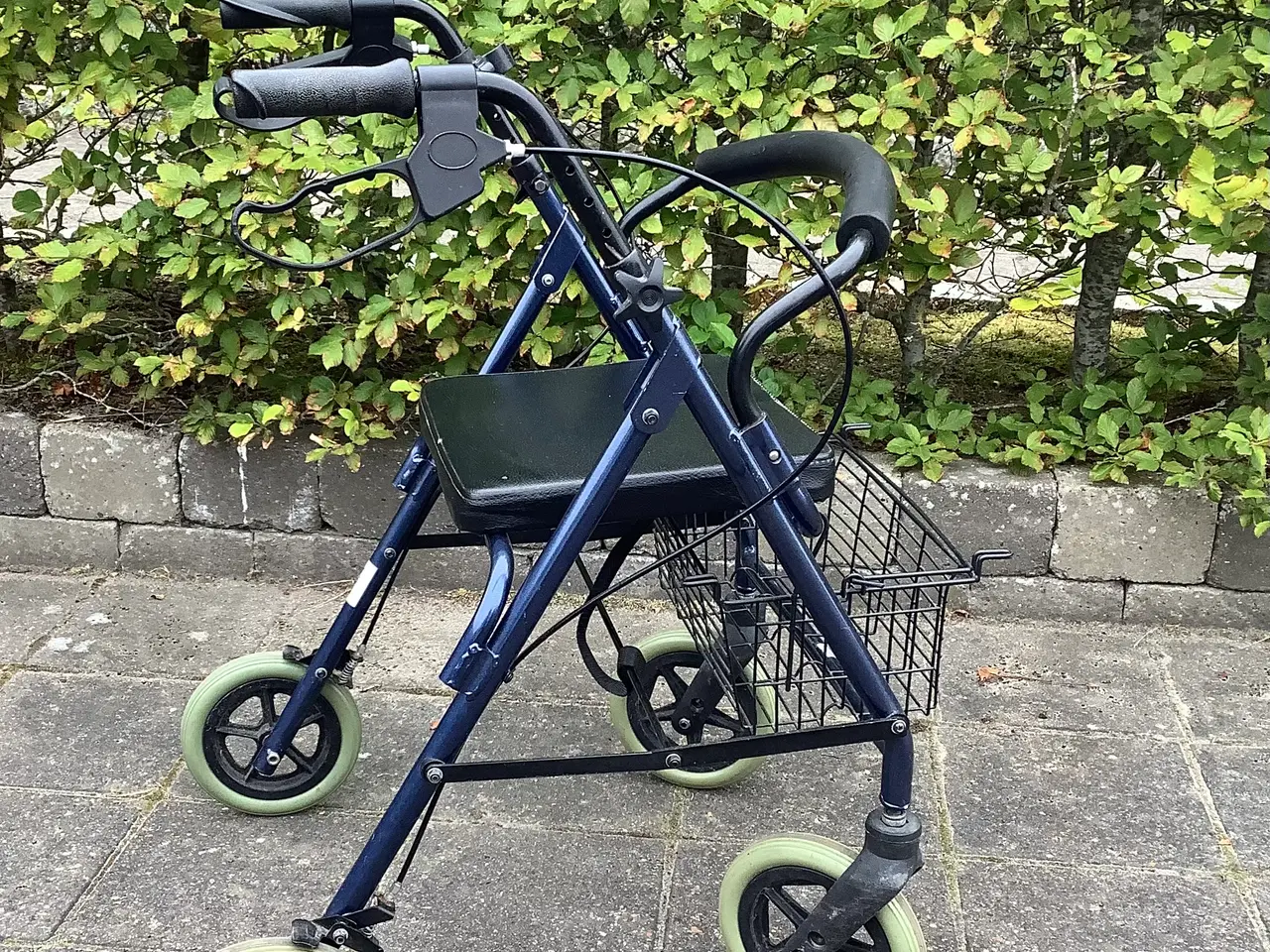 Billede 1 - Rollator med bremser og kurv