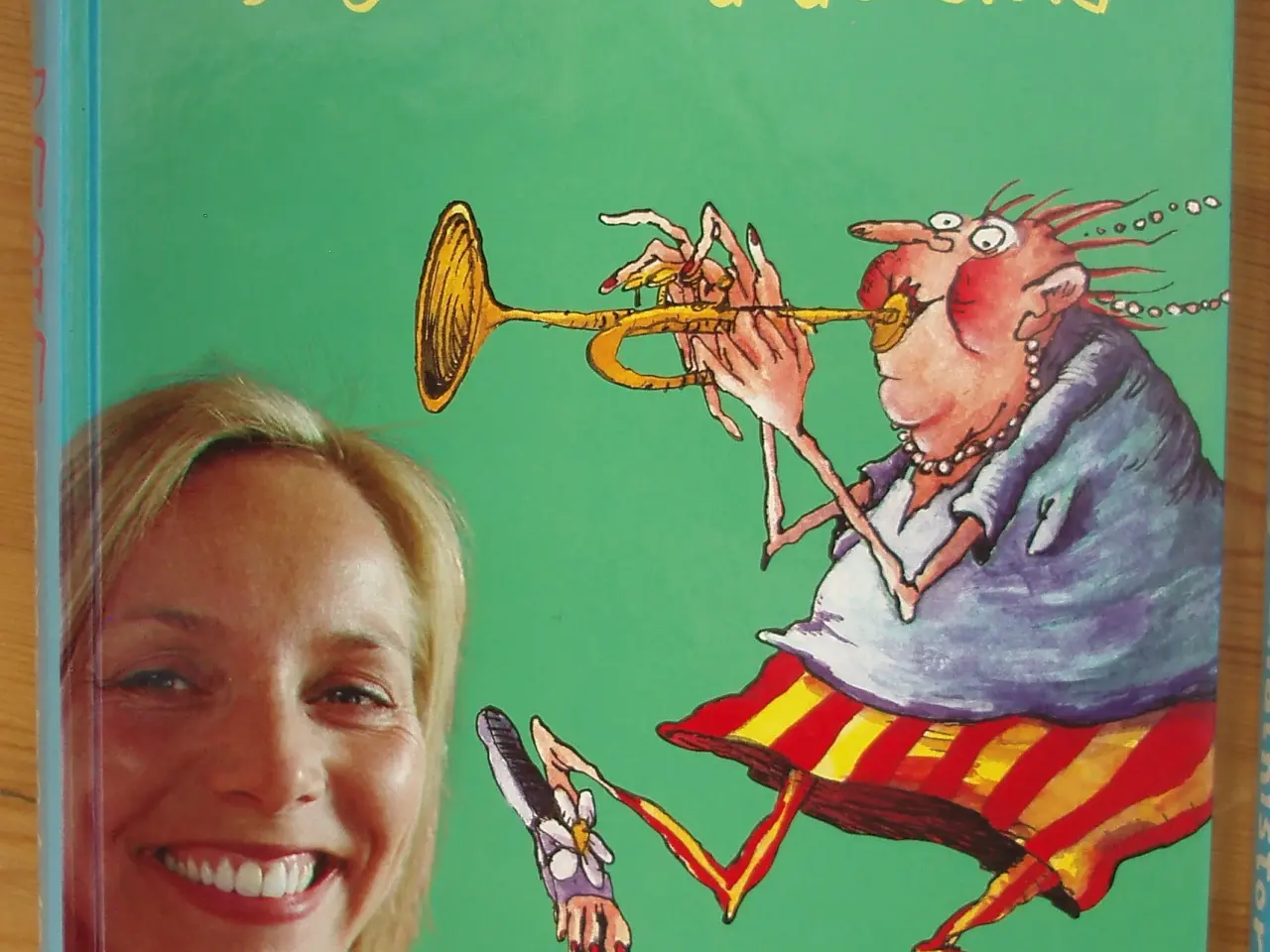 Billede 1 - Alberte synger med de små