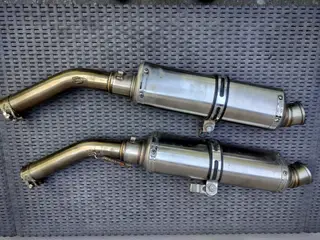 2 stk Akrapovic potter m mellem rør 
