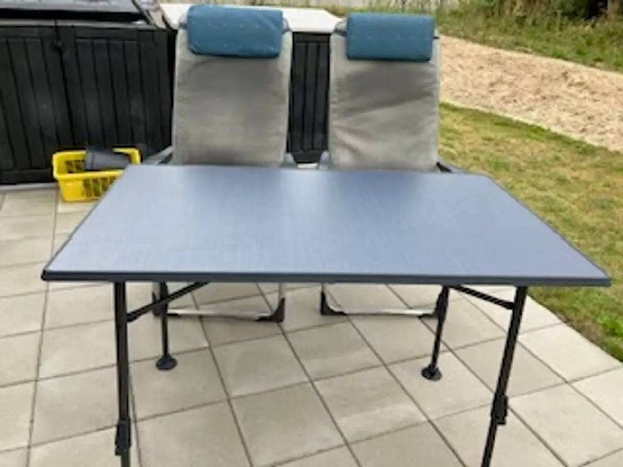 Billede 1 - campingbord og 2 stole med skamler