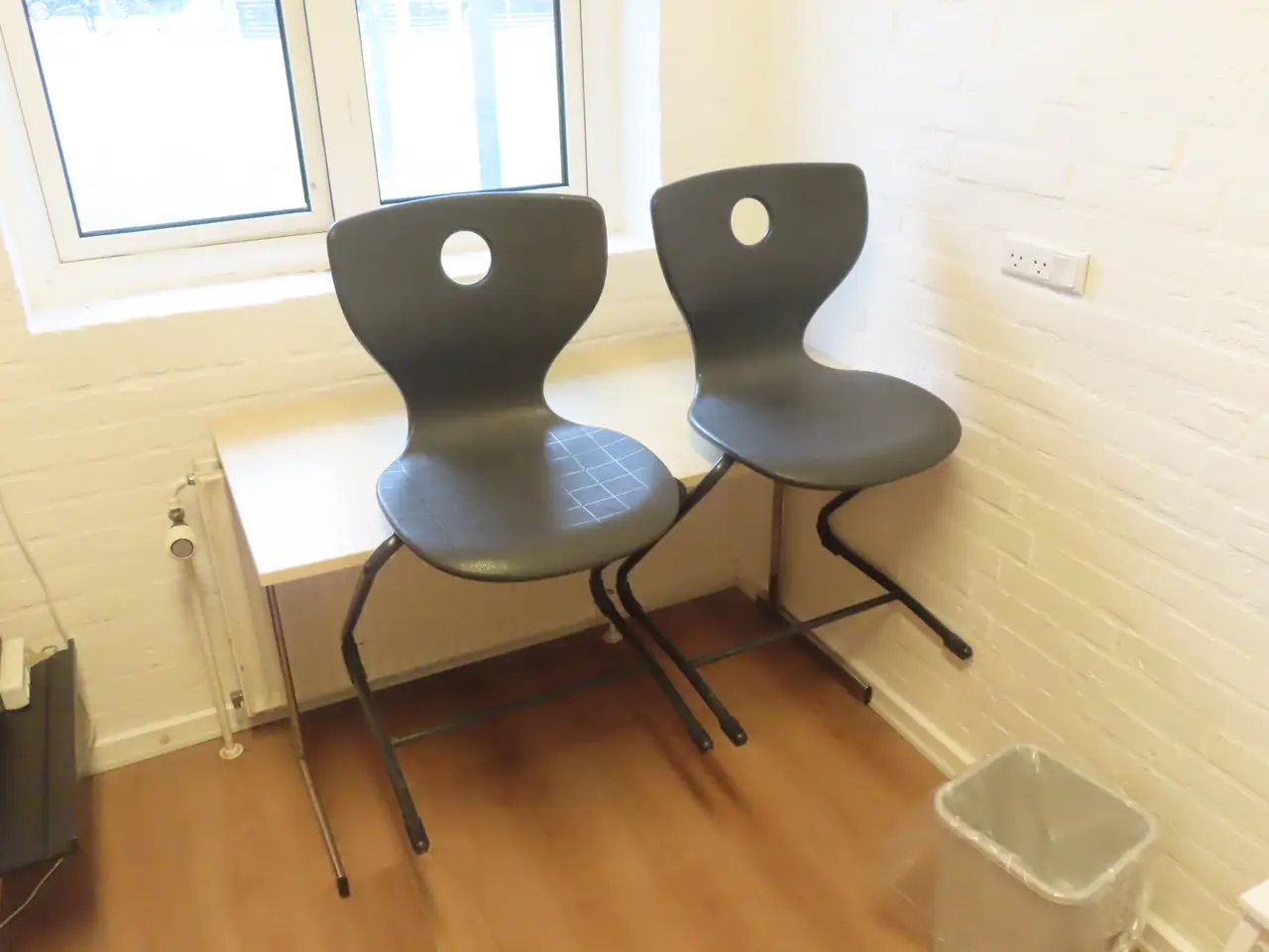 Billede 2 - Indhold på værelse af bord, køjeseng, skab mv.