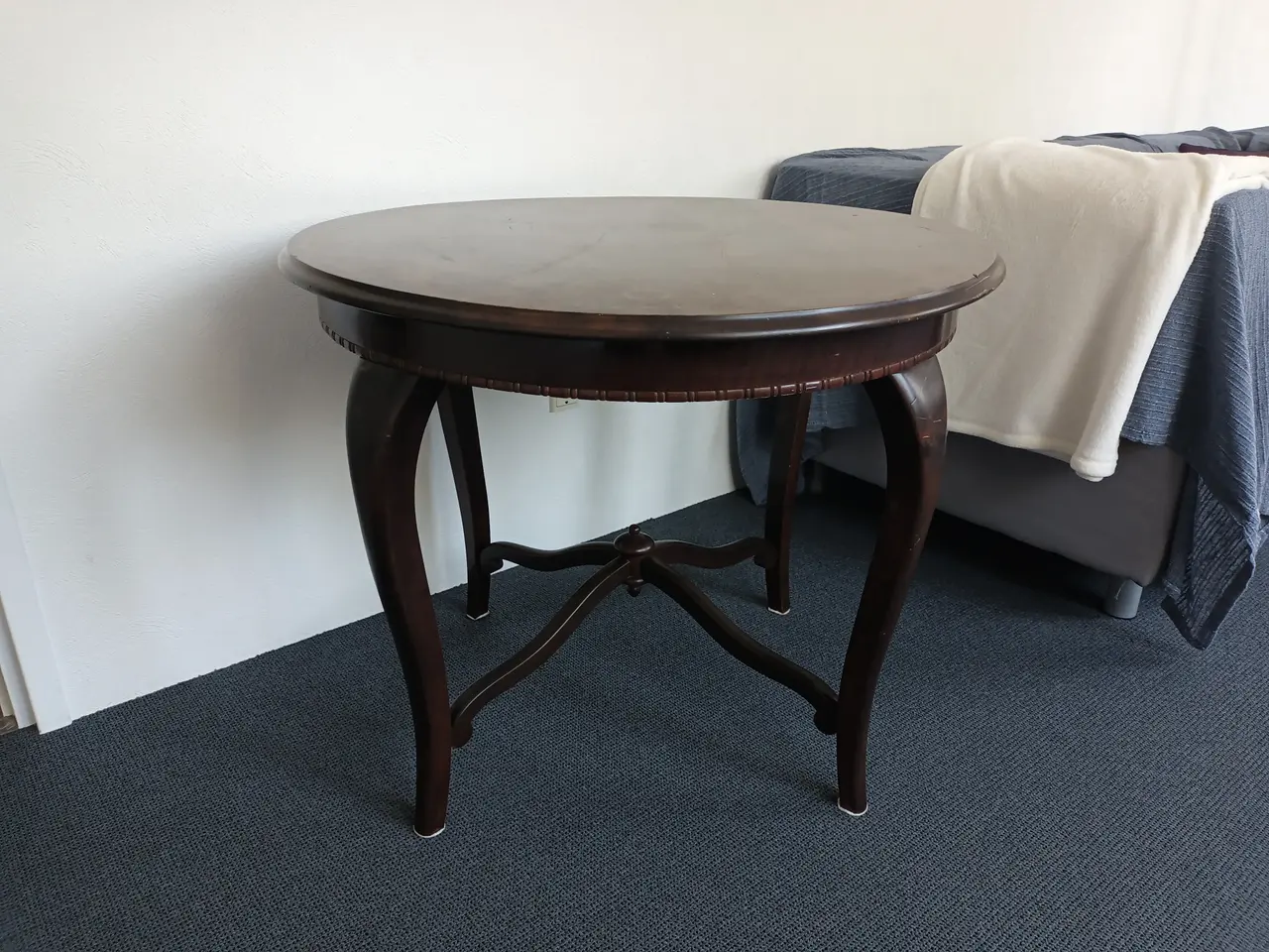 Billede 1 - "Antik" pyntebord ø83 cm i brun-bejset træ.