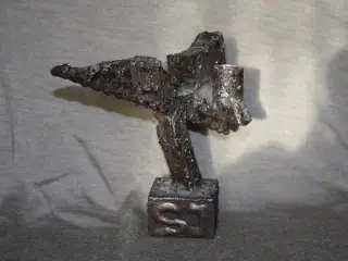 Skulptur / lysestage i metal Sign. SJ