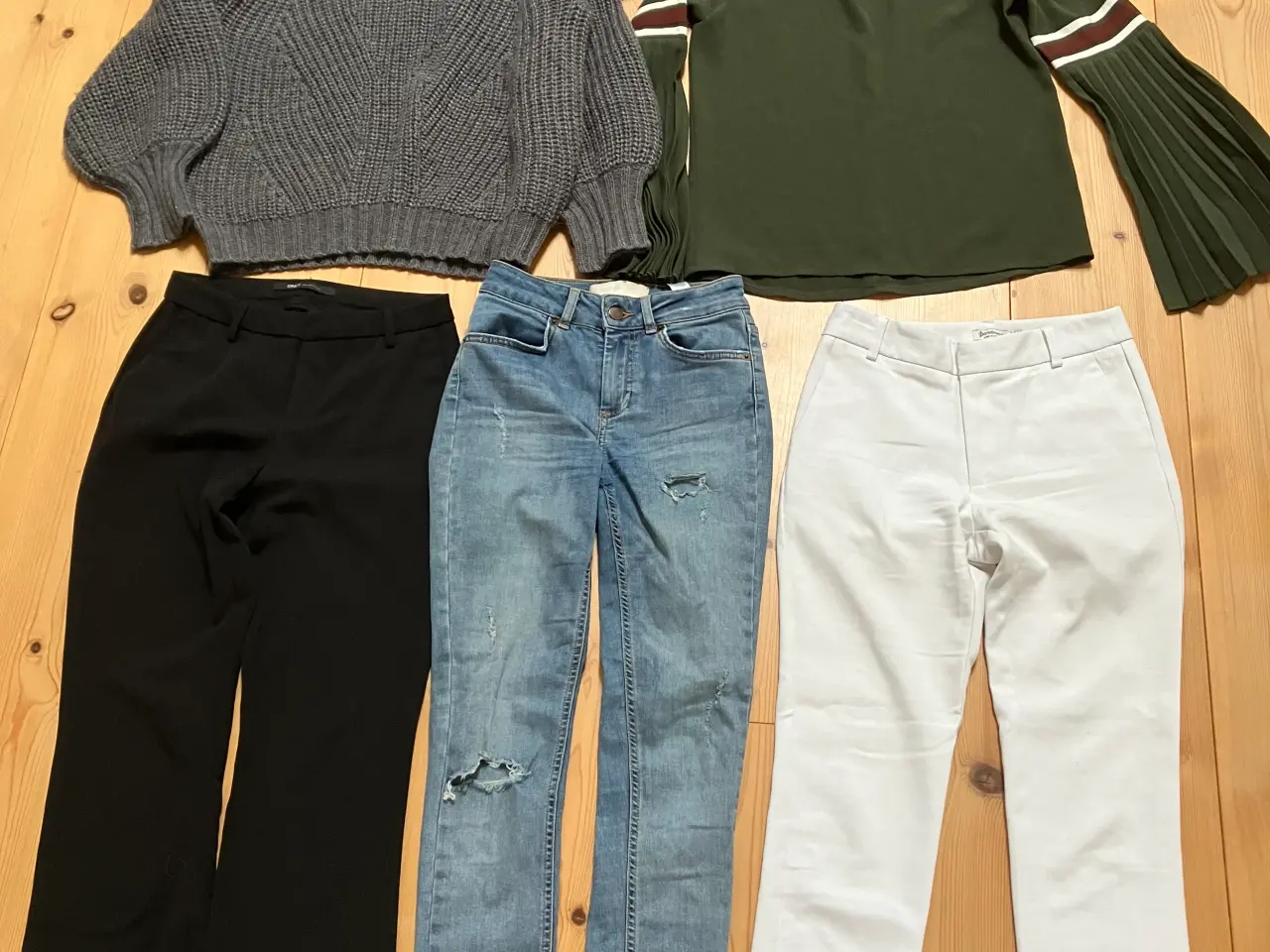 Billede 1 - Bukser, sweater og bluse
