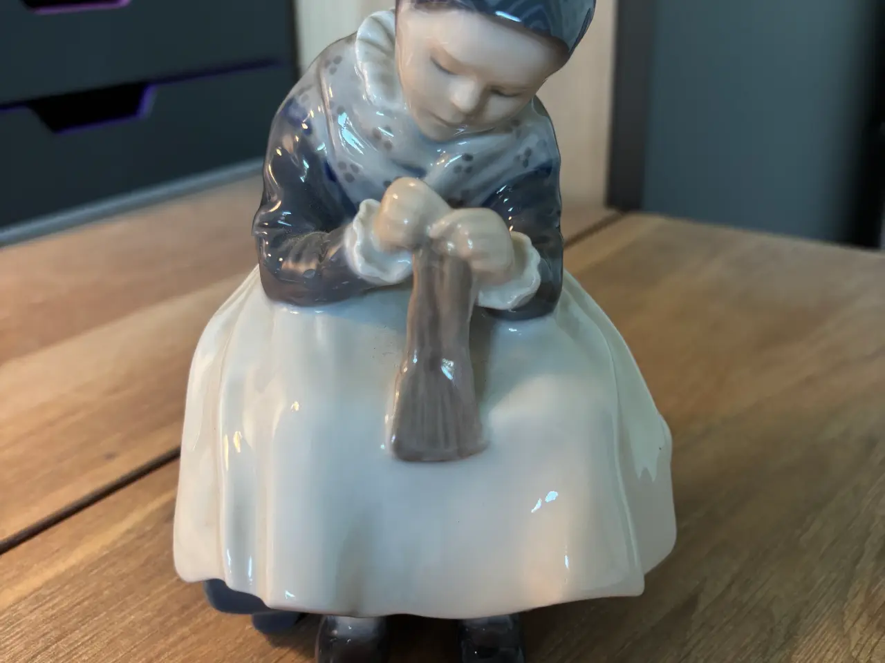 Billede 1 - Royal Copenhagen figur nr. 1314, Amagerpigen 