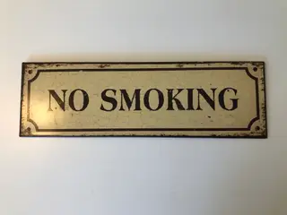Metal skilt med teksten "No smoking"