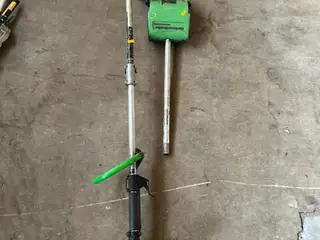 Benzindrevet græstrimmer med kantskærer THE GREEN MACHINE 25cc/solid state 2300