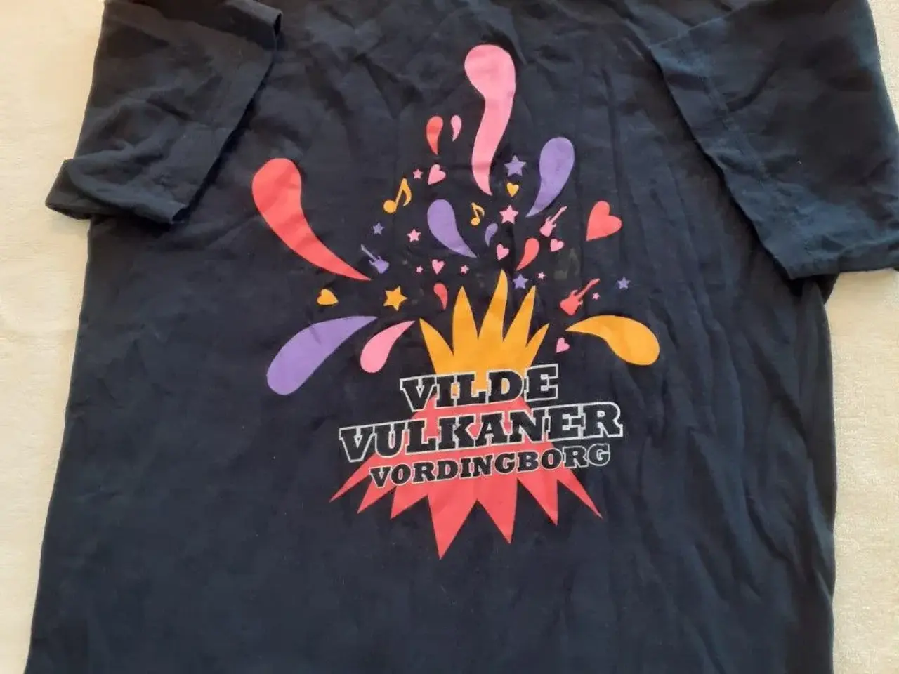 Billede 4 - 3 t-shirts, str. 128, 1 blå/grå stribet & 2 sorte
