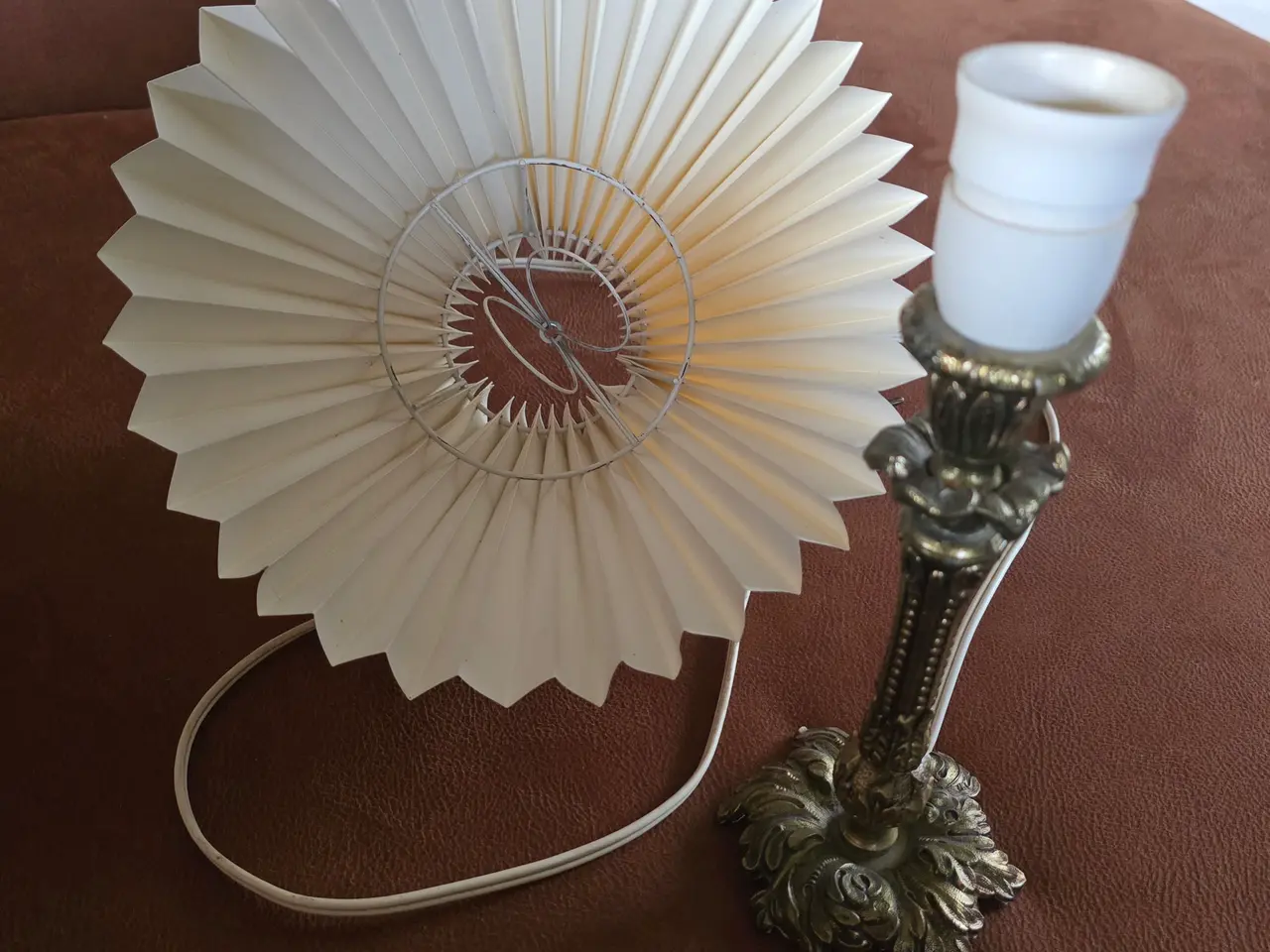 Billede 5 - Smuk vintage bordlampe i messing med klassisk plis