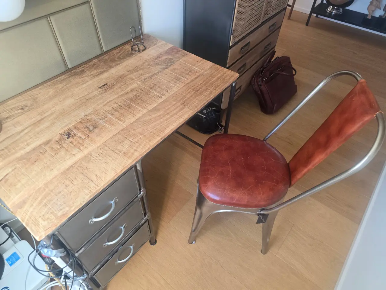Billede 1 - Skrivebord og stol
