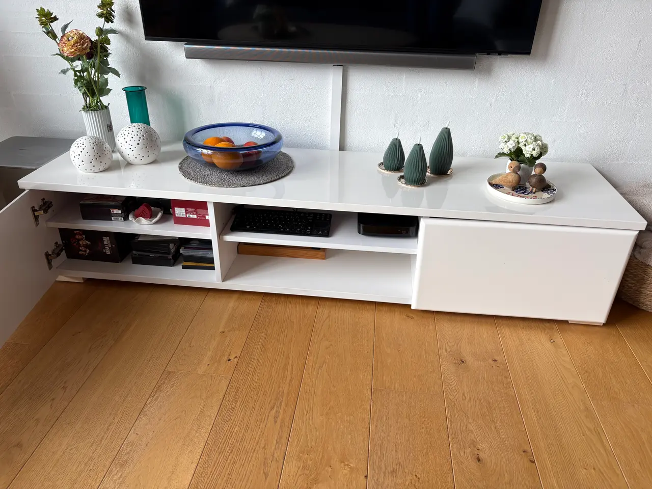 Billede 2 - Flot højglans hvidt tv-møbel