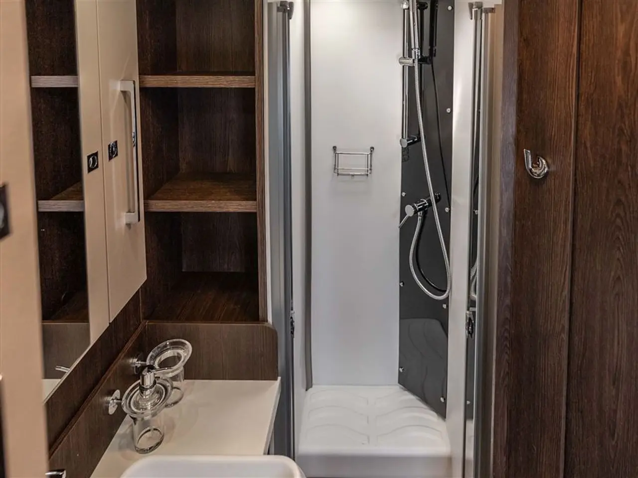 Billede 24 - 2022 - Benimar Tessoro 488 NK Rummelig camper med face-to-face siddegruppe