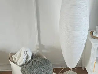 Stilfuld hvid gulvlampe