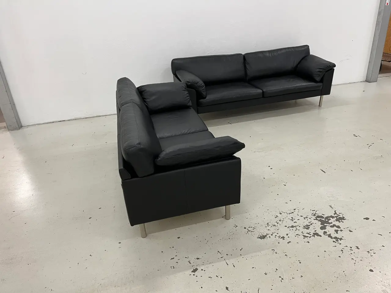Billede 4 - Skalma Palermo 2,5+2,5 Sofagruppe i sort læder.