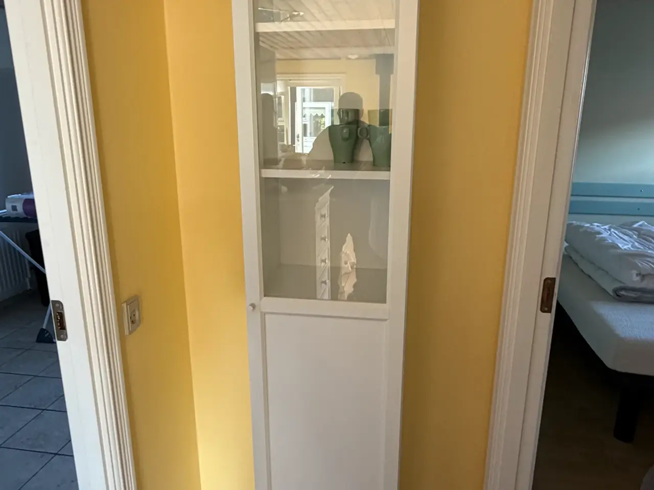 Billede 1 - Hvidt vitrineskab med glas 