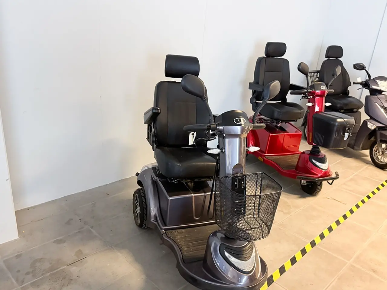 Billede 1 - LM-550 grå