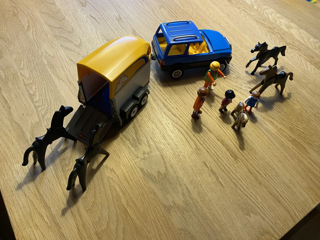 Billede 3 - Playmobil bil og hestetrailer
