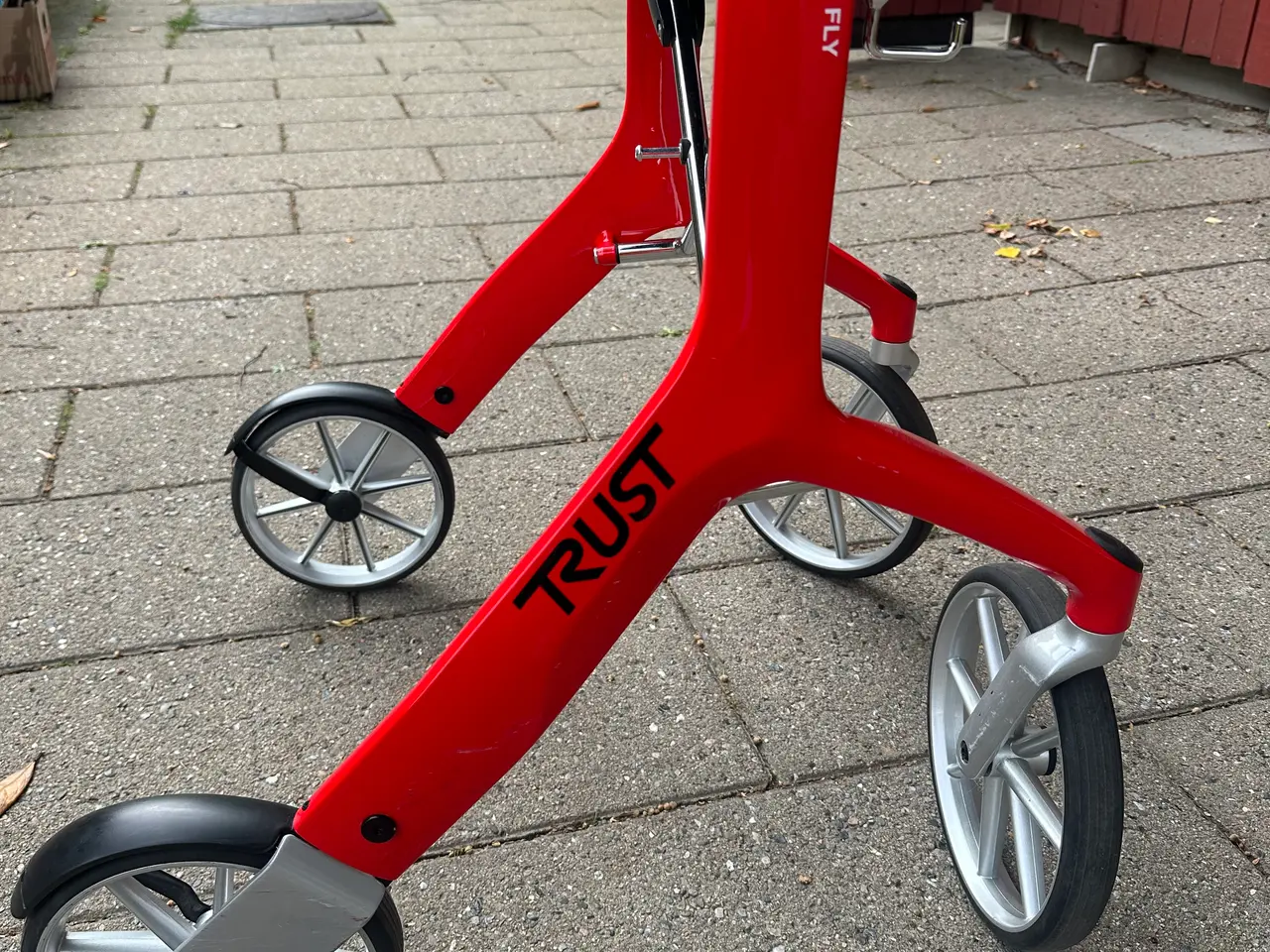Billede 5 - Trust Alu Rollator rød med sæde og taske.