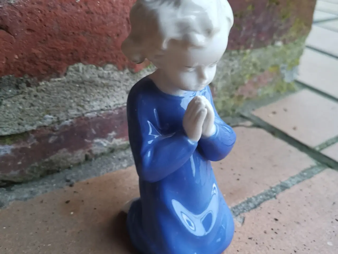 Billede 1 - Barn der sigger og Beder Figur 12cm