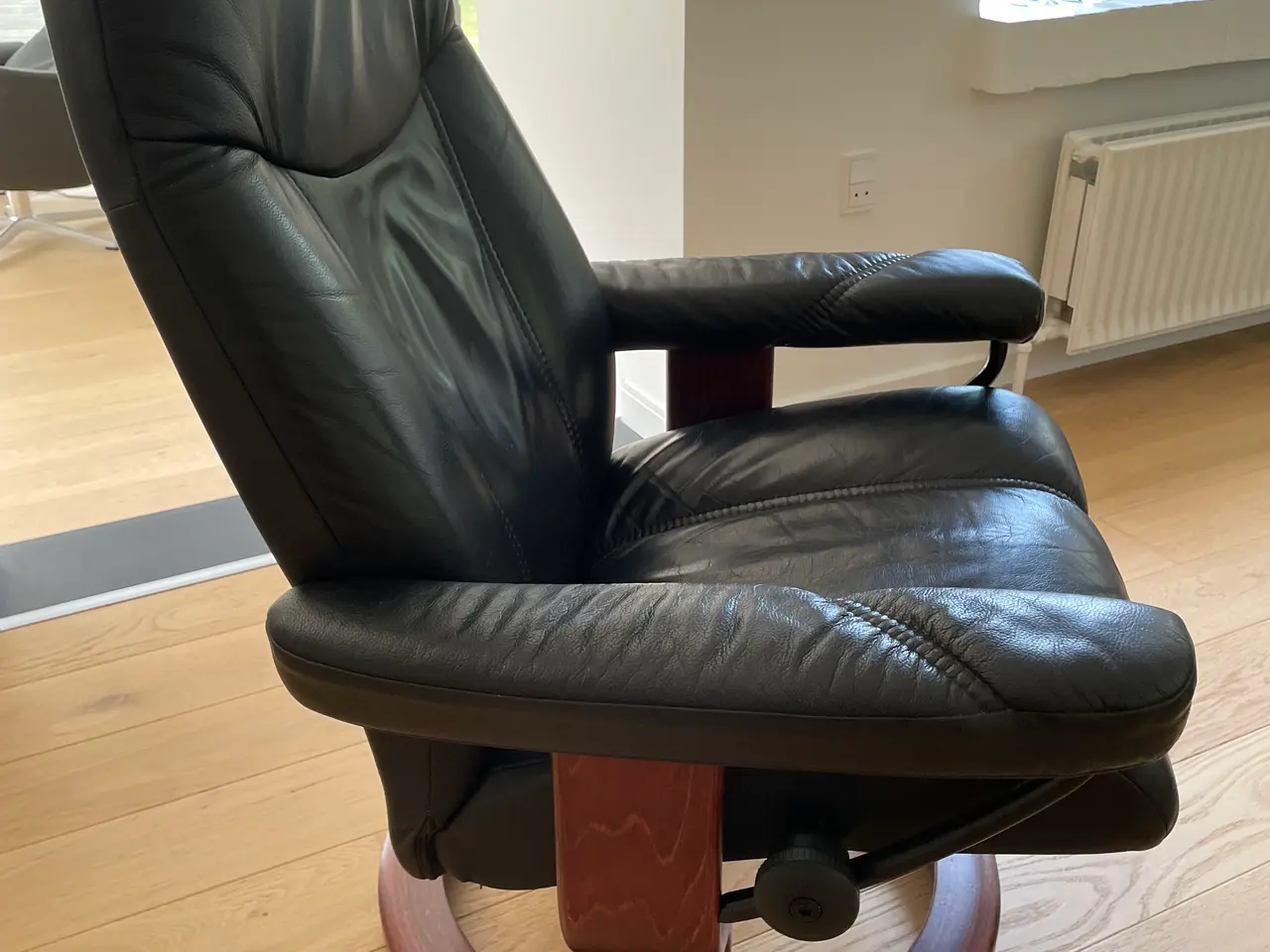 Billede 6 - Stressless Ekornes i blødt sort læder med skammel