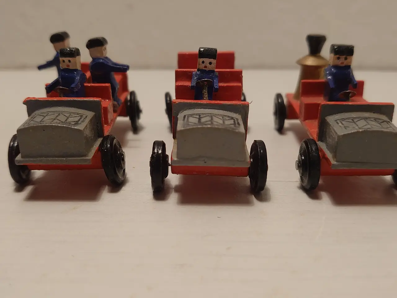 Billede 4 - Erzgebirge:3stk brandbiler i træ m 5 figurer.1940?
